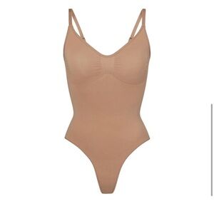 SKIMS / SEAMLESS SCULPT THONG BODYSUIT, TAN OCHRE and SIENNA color.